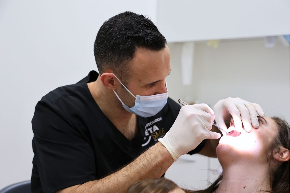 Odontólogo de DST Clinic atendiendo a un paciente de Coslada en Torrejón de Ardoz
