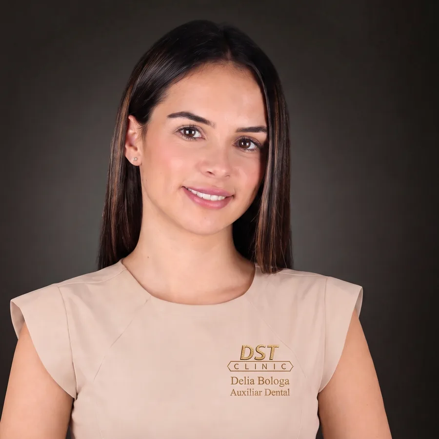 Delia Bologa, auxiliar dental del equipo dental en Torrejón de Ardoz de DST Clinic