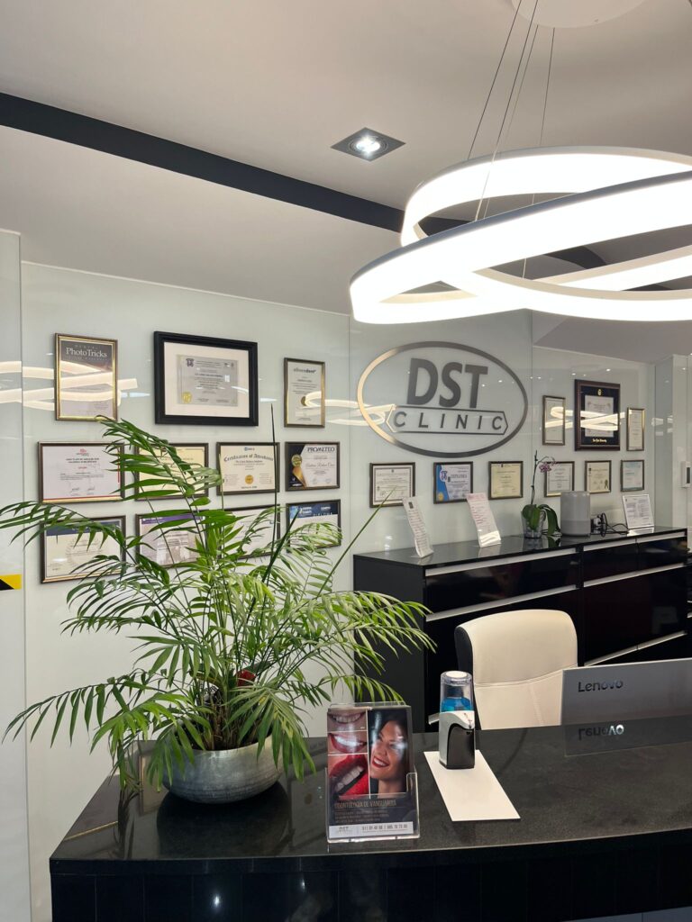 Recepción de DST Clinic, clínica dental en Torrejón de Ardoz
